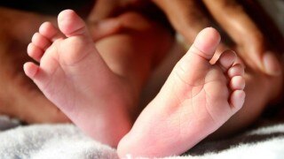 गुजरात: खांसी ठीक करने के लिए 'डॉक्टर' ने दो माह की बच्ची को लोहे की गर्म छड़ से दागा, अरेस्ट किया गया