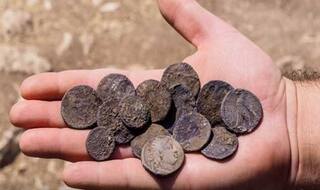इजरायल में 2,140 साल पुराने दुर्लभ चांदी के सिक्के मिले