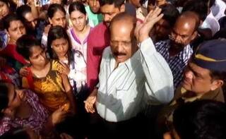 महाराष्ट्र: शिवसेनिकों ने वीडियो बना रहे शख्स, बैंककर्मी को जड़े थप्पड़