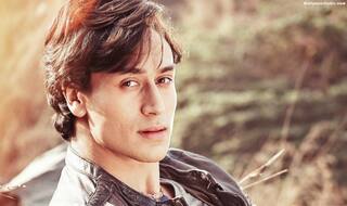 टाइगर श्रॉफ के डांस के दौरान फटी डांसर्स की पैंट, शेयर किया वीडियो