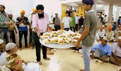 This Sikh community of Lucknow hosting iftar party in Gurudwara shows how communal harmony is done right