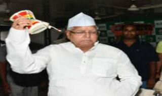 लालू ने "मदारी" के हाथ लेकर बजाया डमरू