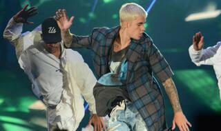 Oh No! Justin Bieber falls during Jacksonville concert
