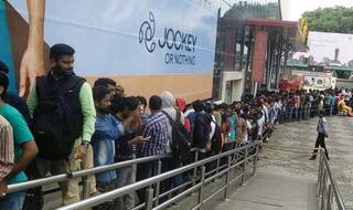 'कबाली' का टिकट नहीं मिलने पर फैंस हुए बेकाबू, लाठी चार्ज में 17 घायल