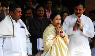 कोलकाता में मृत किशोर के परिजन मुख्यमंत्री से मिले