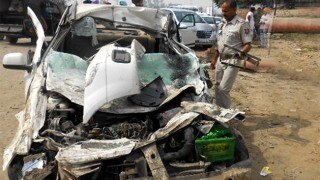 Fiat Linea Collides With Truck on Mumbai-Ahmedabad Highway, 3 Persons Dead