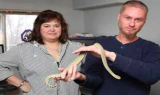 सांपों से भी जहरीला है यह शख्स, 160 सांपों के काटने के बाद भी है जिन्दा
