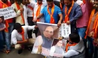 Hindu Sena burns effigies of Home Minister Rajnath Singh for his decision to visit Pakistan (Watch Video)