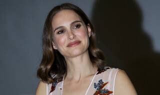 Natalie Portman struggles with French etiquette rules