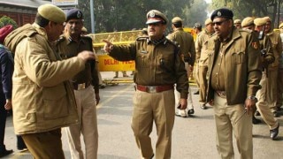 दिल्लीः मंदिर में तोड़फोड़ मामले में तीन गिरफ्तार, समुदायों की बैठक में फैसला- आज खुलेंगे बाजार
