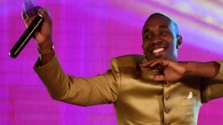 Flashy West Indies cricketer Dwayne Bravo turns Bollywood singer for Tum Bin 2!