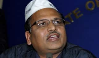 Man dies after motorcycle stuck in a pothole, AAP Minister Satyendra Jain blames Delhi traffic police