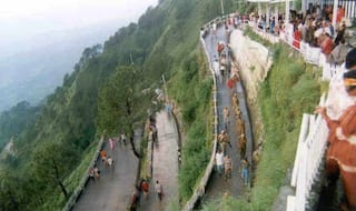 जंगल में आग पर काबू पाने के बाद फिर शुरू हुई वैष्णो देवी यात्रा