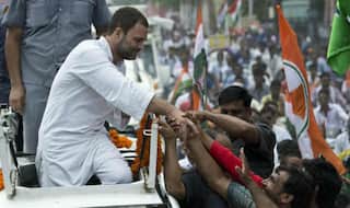 उत्तर प्रदेश चुनाव: रोड शो के दौरान राहुल गांधी पर फेंका गया जूता, बाल-बाल बचे