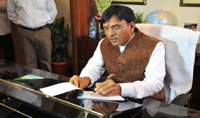 Gujarat: Shoe hurled on minister mansukh Mandaviya | गुजरात: मोदी सरकार के इस मंत्री को मारा जूता, बाल-बाल बचे - Gujarat shoe hurled on minister mansukh mandaviya - Latest News & Updates