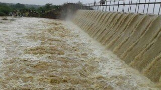 Karnataka: Yediyurappa Seeks Help From Maha CM Fadnavis as Flood Discharge Rises to Dangerous Levels
