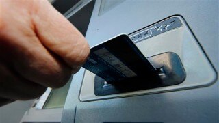 ATM, डेबिट कार्ड के लिए वसूलते हैं चार्ज, क्या आप जानते हैं बैंक आपसे कितना लेते हैं फीस?