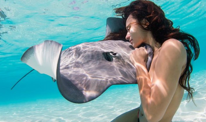 Tahitian model Rava Ray dives underwater to get magical ... - 700 x 415 jpeg 86kB