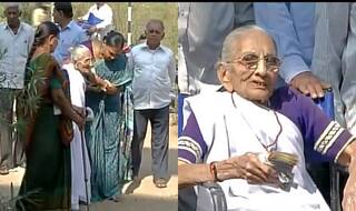 Narendra Modi's mother Heeraben Modi exchanges Rs.4500 at Gandhinagar bank