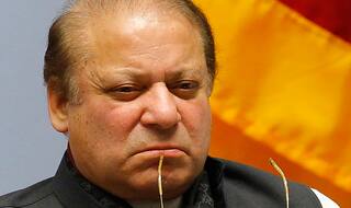 पनामा पेपर्स लीक: बच गई नवाज़ शरीफ की कुर्सी, पर दोबारा होगी जांच