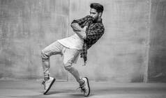 Rangoon trailer is out! 10 photos of Shahid Kapoor working out to get the Rangoon look!