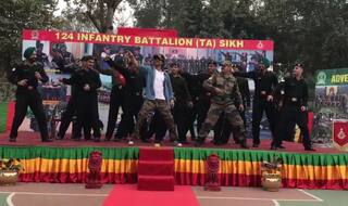 Republic Day 2017: Shah Rukh Khan dances to Chaiyya Chaiyya with army jawans (Watch Video)