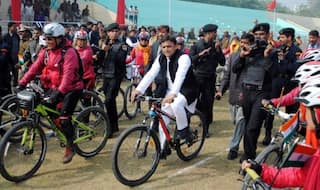‘साइकिल’ मिलने के बाद ट्विटर पर ट्रेंड कर रहे हैं अखिलेश यादव, लोग ले रहे हैं चुटकी