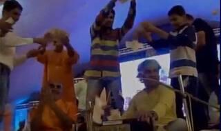 वीडियो: भजन संध्या में हुई नोटों की बारिश