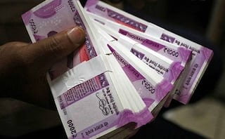 Rs 2000 currency notes not to be banned, clarifies govt; urges people to ignore rumours