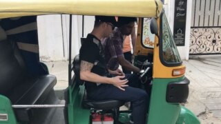 पूर्व ऑस्ट्रेलियाई कप्तान माइकल क्लार्क बेंगलुरू में सीख रहे हैं ऑटो चलाना