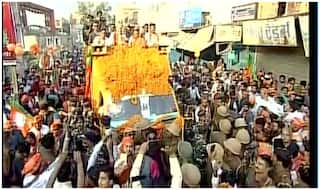 गोरखपुर में शाह-योगी का मेगा रोड शो, पुलिस ने उतारे बीजेपी के झंडे