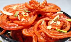 Traditional Holi Sweets Recipes: How to make gulgule or meethe pakode and jalebis for Holi 2017