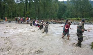 कश्मीर में मौसम बना आफत, सेना के जवान लोगों को बचाने में जुटे