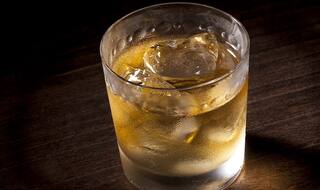 DIY Cocktail Recipe: How to make Red Label Gold Coin whiskey and wine cocktail (Watch Video)