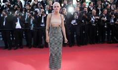 Kristen Stewart turns up at Cannes 2017 in a Chanel skirt