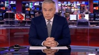 Huw Edwards sat in silence for several minutes because of a technical glitch on BBC News at Ten (Watch video)