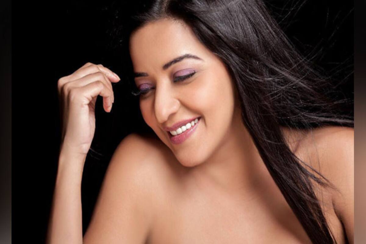 Bhojpuri Actress Monalisa Looks Sexy in The Most 'Basic' Picture ...