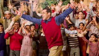 Salman Khan's entry scene in Tubelight was celebrated by enthusiastic fans by bursting firecrackers inside Malegaon theater! (Watch video)