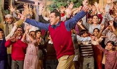 Salman Khan's entry scene in Tubelight was celebrated by enthusiastic fans by bursting firecrackers inside Malegaon theater! (Watch video)