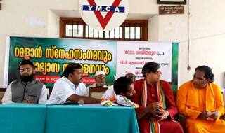 Shashi Tharoor's 'Typical Kerala' photo receives praises for portraying secularism; Hindu, Muslim & Christian all in a frame