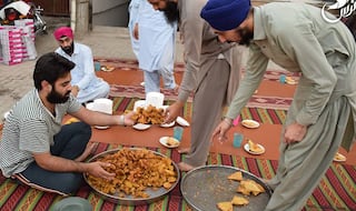 Pakistani Sikh men promote religious harmony by distributing 'Iftar' to Muslims during Ramzan (See Pictures)