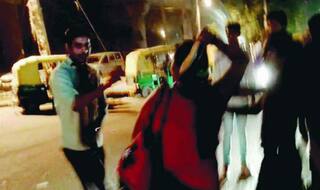 Women employees of Gurgaon Pub thrash molester! Video of girls hitting drunken man goes viral