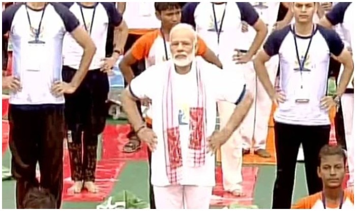 Yoga Day Images: Hilarious memes of politicians performing asanas on  International Yoga Day 2017