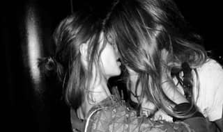 बचपन की दो सहेलियां जब हुईं जवान, दोनों का प्यार देख घरवाले हुए हैरान, जानिए वजह