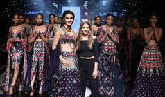 Kriti Sanon Dazzles at Arpita Mehta's Midnight Muse Show at Lakme Fashion Week 2017!