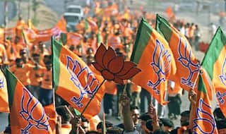 चुनाव आयोग से भाजपा ने की शिकायत- अधिकारी ही हटवा रहे BJP के झंडे, भय का माहौल