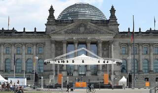 Germany: Nazi Hitler Salute Lands Two Chinese Tourists In Jail