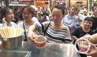 Chinese Man Treats 5,000 People To Free Noodle Soup After Restaurant Returns His Lost US$45,000 Diamond Ring