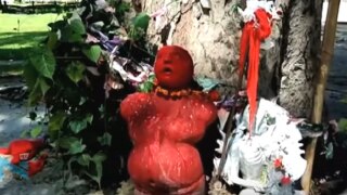 वाराणसी में लगी 'चोटी कटवा बाबा' की मूर्ति, फूल-माला चढ़ा रहे लोग