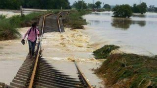 Indian Railway/IRCTC: बिहार में रेलवे ट्रैक पर पहुंचा बाढ़ का पानी, समस्तीपुर-दरभंगा रूट पर कैंसिल की गईं कई ट्रेनें, देखें Full List